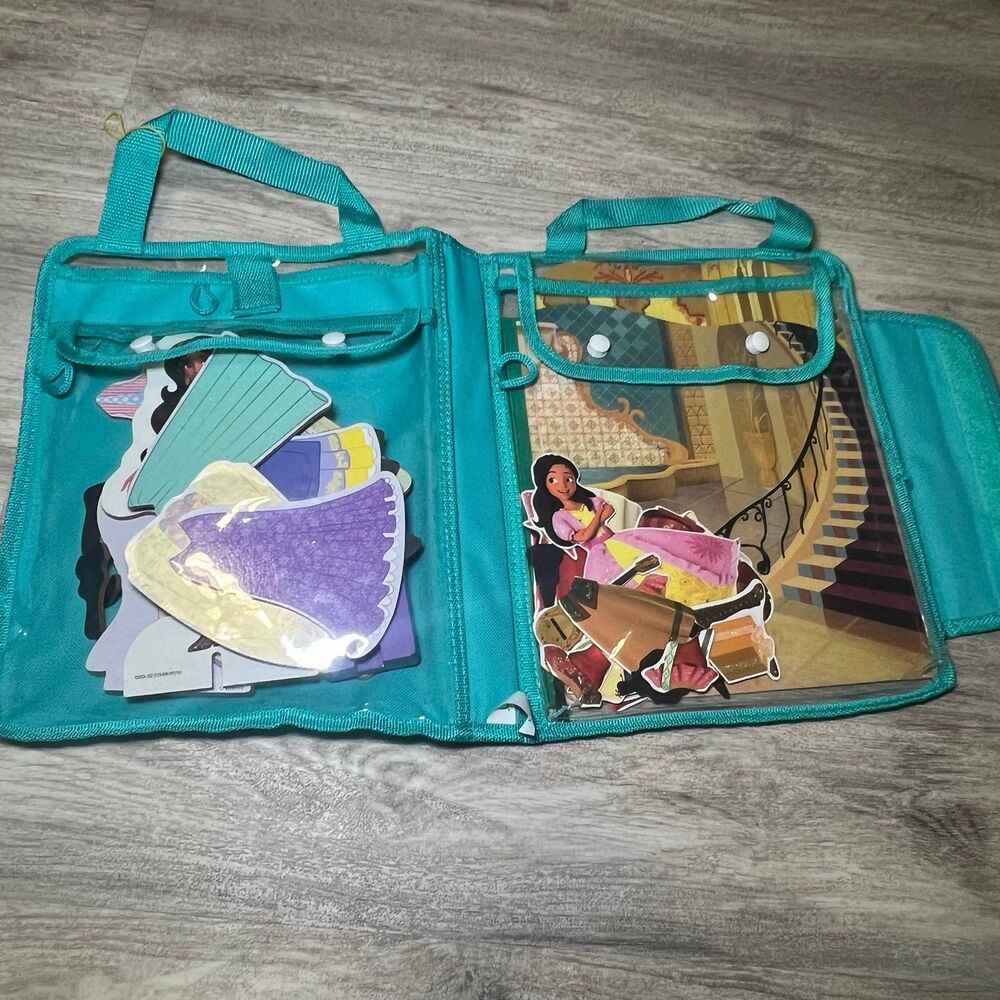 Magnetic travel doll set